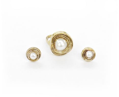 18ct gold ring set with a mabe pearl set in a concentric white and yellow gold frame, finger size R 1/2, and a pair of matchi