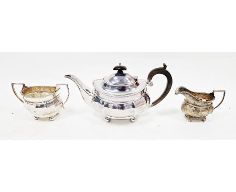 George V silver three-piece tea set, hallmarked London, 1920-22, maker's marks for Robert Pringle &amp; Sons, comprising: a t