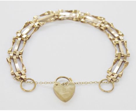 9ct gold three-bar gate link bracelet with 9ct gold heart padlock clasp, approx. 7.3g&nbsp;