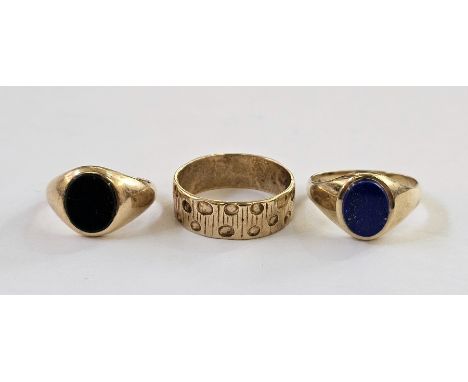 9ct gold wedding ring&nbsp;with textured decoration, size N, a 9ct gold signet ring&nbsp;set with an oval lapis lazuli tablet