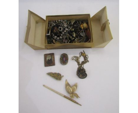 Quantity costume jewellery&nbsp;to include diamante necklace, brooches and other items (1 box)&nbsp;