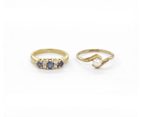 18ct gold, diamond and sapphire ring, the three graduated sapphires interspersed by two pairs of brilliant cut diamonds, fing