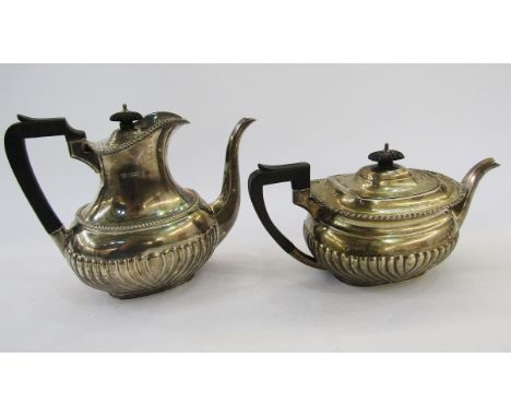 George V silver matching coffee pot and tea pot, Sheffield 1923, Goldsmiths &amp; Silversmiths Co Ltd, of squat baluster form