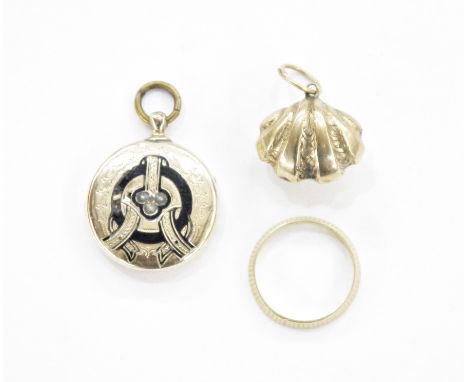 18ct gold tapered ring&nbsp;with serrated design, 2g approx., a Victorian gold-coloured metal and black enamel mourning locke