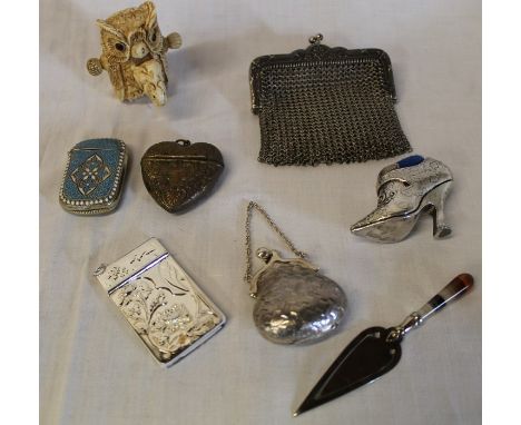 Small silver purse on chain Sheffield 1998, silver cased notepad (925), owl tape measure, trowel book mark, pin cushion, 2 ve