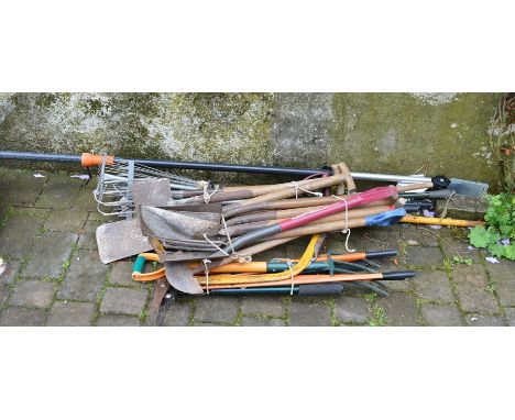Quantity of garden tools &amp; a sectional ladder (not pictured)