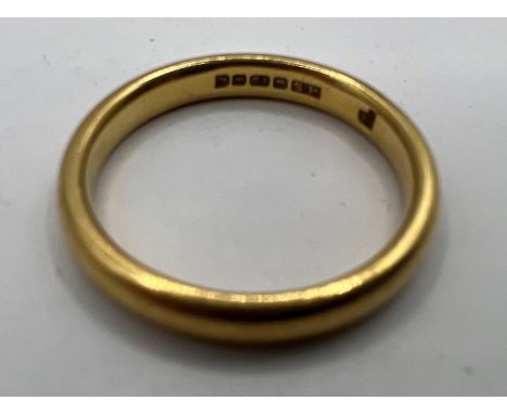 An 18 ct gold band ring. gross weight approx 5.3 grams. Size R.