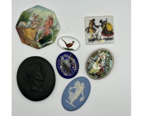A selection of jewellery sized porcelain plaques plus an unset Essex crystal piece. A lot cromprising a Wedgewood cameo of Ju