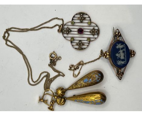 A brooch, pendant and screwback earrings. An early 20th century Wedgewood plaque brooch in yellow metal, stamped 9ct; plus a 