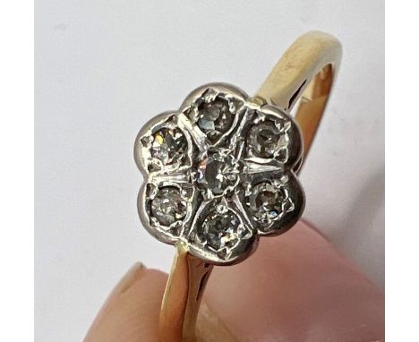 An 18 ct gold diamond set daisy ring. Approx gross weight 3.6 grams. Size P (1).