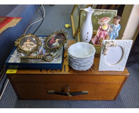 A mixed lot to include a green onyx box with hinged lid, a Royal Worcester boxed Christmas plate The Snow Queen, a vintage bo