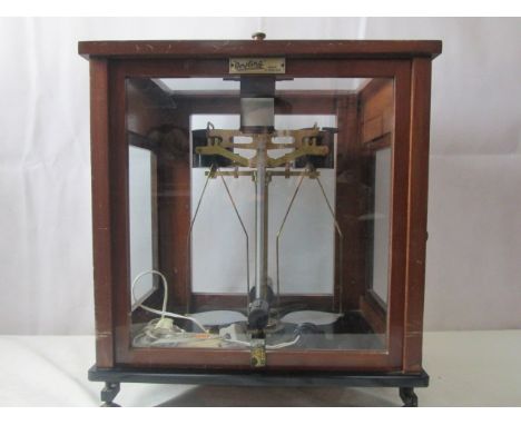 1940`s Oertling model 52 fm/3747 precision cased scales