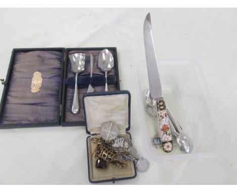 A quantity of vintage dress jewellery to inc. coin bracelet, brooch, silver spoon etc