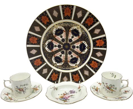 Royal Crown Derby Imari plate decorated in the 1128 pattern, together with two Royal Crown Derby coffee cans and saucers deco