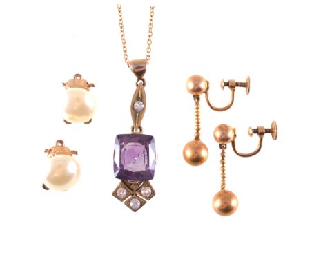 An amethyst pendant in yellow metal set with four white stones, a pair of simulated pearl button earstuds, a pair of yellow m