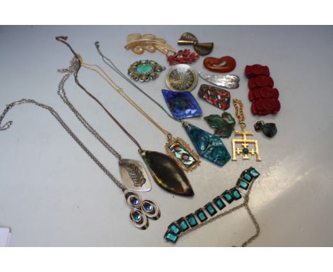 A COLLECTION OF VINTAGE / RETRO STYLE ENAMEL AND OTHER JEWELLERY, various styles and periods, comprising mostly brooches and 