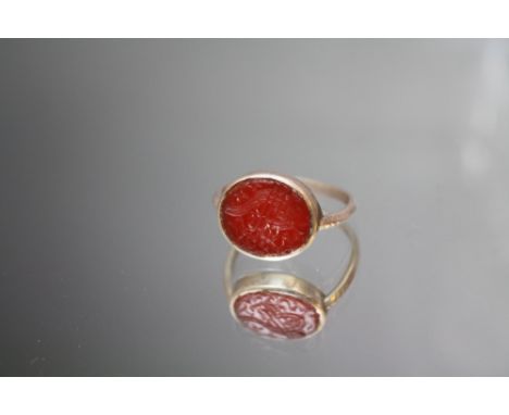 AN ISLAMIC SEAL RING, with Islamic inscribed Carnelian, ring size T