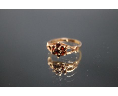 A HALLMARKED 9 CARAT GOLD GARNET DRESS RING, ring size O