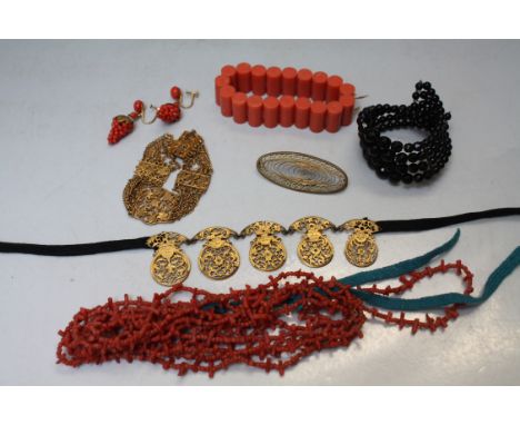 A COLLECTION OF VINTAGE COSTUME JEWELLERY TO INC A PAIR OF CORAL EARRINGS, the earrings stamped 835 to the screw backs and a 