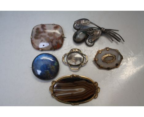 A COLLECTION OF VINTAGE BROOCHES, to include an oval banded agate brooch and a silver and moss agate example etc. (6)