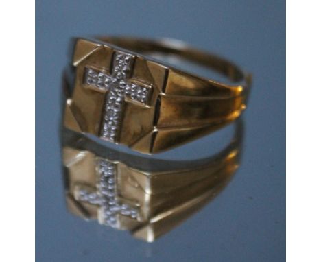 A GENTS 9CT GOLD CROSS SET DIAMOND RING, approx 5.9 g