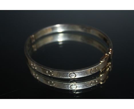 A HALLMARKED 18 CARAT WHITE GOLD 'SCREW' DESIGN BANGLE, approx weight 36.5g, Dia 7 cm