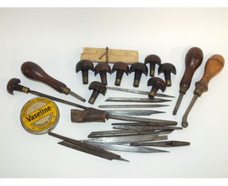 A BOX OF VARIOUS VINTAGE LINE ENGRAVERS TOOLS