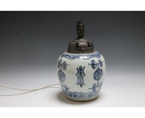 AN ORIENTAL BLUE AND WHITE GINGER JAR CONVERTED TO LAMP, H 28.5 cm