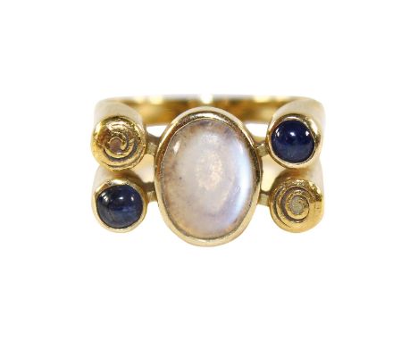 Ruckenbrod, Käthe: (Pforzheim 1905-1989 HD-Ziegelhausen). Designerring in 750 GG, mit Mondstein u. Saphiercabochons. Aufgelöt