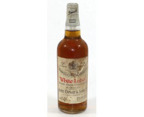 John Dewar &amp; Sons: White Label Dewar's Fines Scotch Whisky. Guter Füllstand Etikett etwas beschäd. Angestaubt. Selten.   