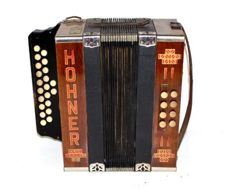 Handzuginstrumente.: Mehr als 10 Akkordeons und Bandoneons, überwiegend deutsche Knopfziehharmonikas. Meist Hohner, versch. B
