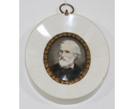 Verdi, Guiseppe.: Miniatur-Malerei auf Mammutelfenbein. Haffkeminiatur mit Original Etikett u. Beschr. Portrait des Guiseppe 