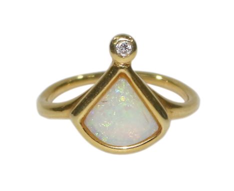Opalring.: Modernistischer Opalring mit dreieckigem, abgerundetem Opal, Davor flankiert kl. Brillant von ca. 0.1 ct. Rg. 55 c