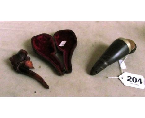 A Meerschaum pipe and snuff box
