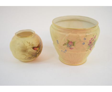 A Royal Worcester porcelain vase, decorated a robin, G161, 7 cm high, and a similar pot pourri, decorated flowers, G901, 10 c