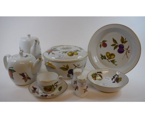 A large quantity of Royal Worcester Evesham pattern dinner and tea wares (3 boxes)