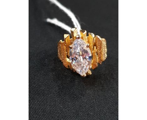 YELLOW METAL WHITE STONE RING 
