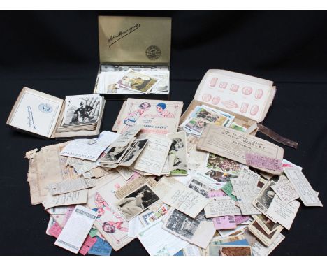A large quantity of assorted cigarette cards, mostly loose.