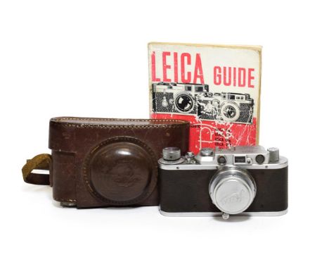 Leica II Camera no.236559, with Summar f2 50mm lens, in leather case with a copy of Leica Guide book (2)Aperture very stiff, 