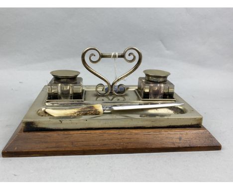 COLLECTION OF WOOD, BRASS AND PLATED OBJECTS, including a desk ink stand, copper bed warming pan, two brass trays and a model