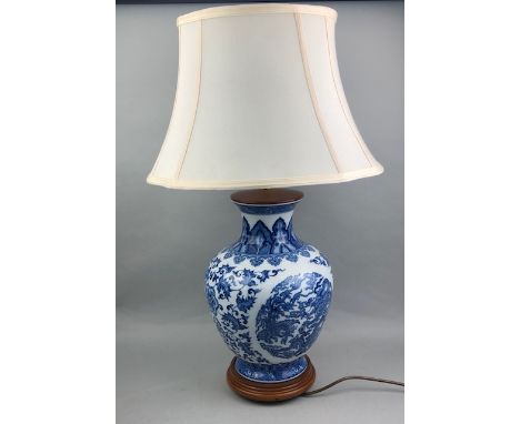PAIR OF 20TH CENTURY CHINESE BLUE AND WHITE VASES, with dragon decoration, converted to table lamps on wooden stands, with cr