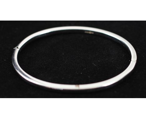 9ct snap close white gold bangle 5 grams total 