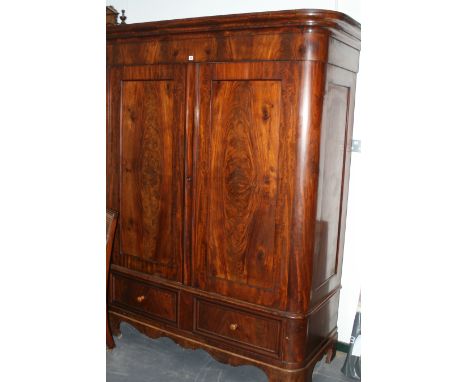 A VICTORIAN LARGE MAHOGANY WARDROBE
