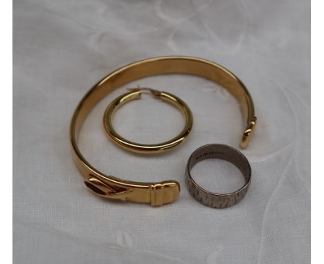 An 18ct yellow gold bangle together with an 18ct white gold ring and an 18ct gold earring, approximately 27.8 grams