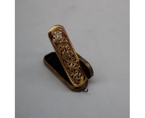 A William IV Nathaniel Mills silver vinaigrette, of oval form with engine turned decoration, the gilt interior with pierced f