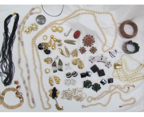 Assorted costume jewellery, including brooch and earrings by Christian Dior, Faux pearls, Butler &amp; Wilson crown brooches,