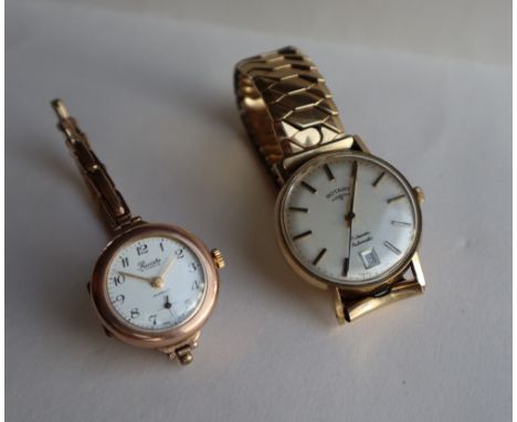 A Gentleman's 9ct yellow gold wristwatch, the silvered dial with batons and a date aperture on an expanding bracelet strap, t