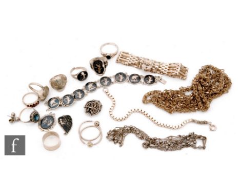 A parcel lot of assorted silver and white metal jewellery to include a gatelink bracelet, various ring, pendants, earrings an