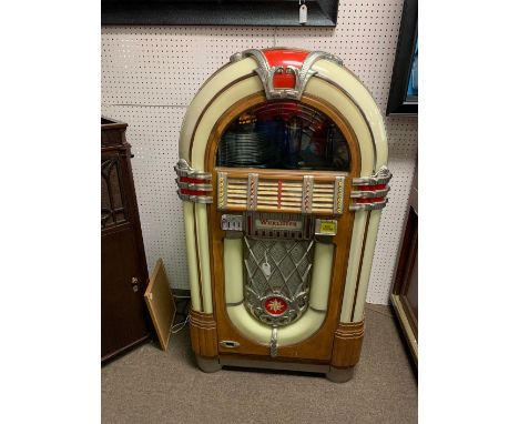 All original ca. 1945 Wurlitzer 1015 „Bubbler“ with coin grinder, in good working condition and set of 24 top and matching 78