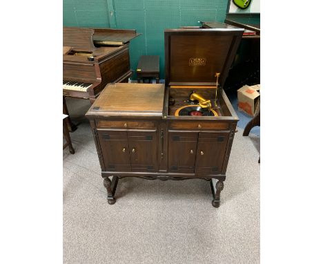 Victor VV-405 Orthophonic Console Talking machine that plays 78 RPM records. Arm, head, hinges and needle cup have bright gol